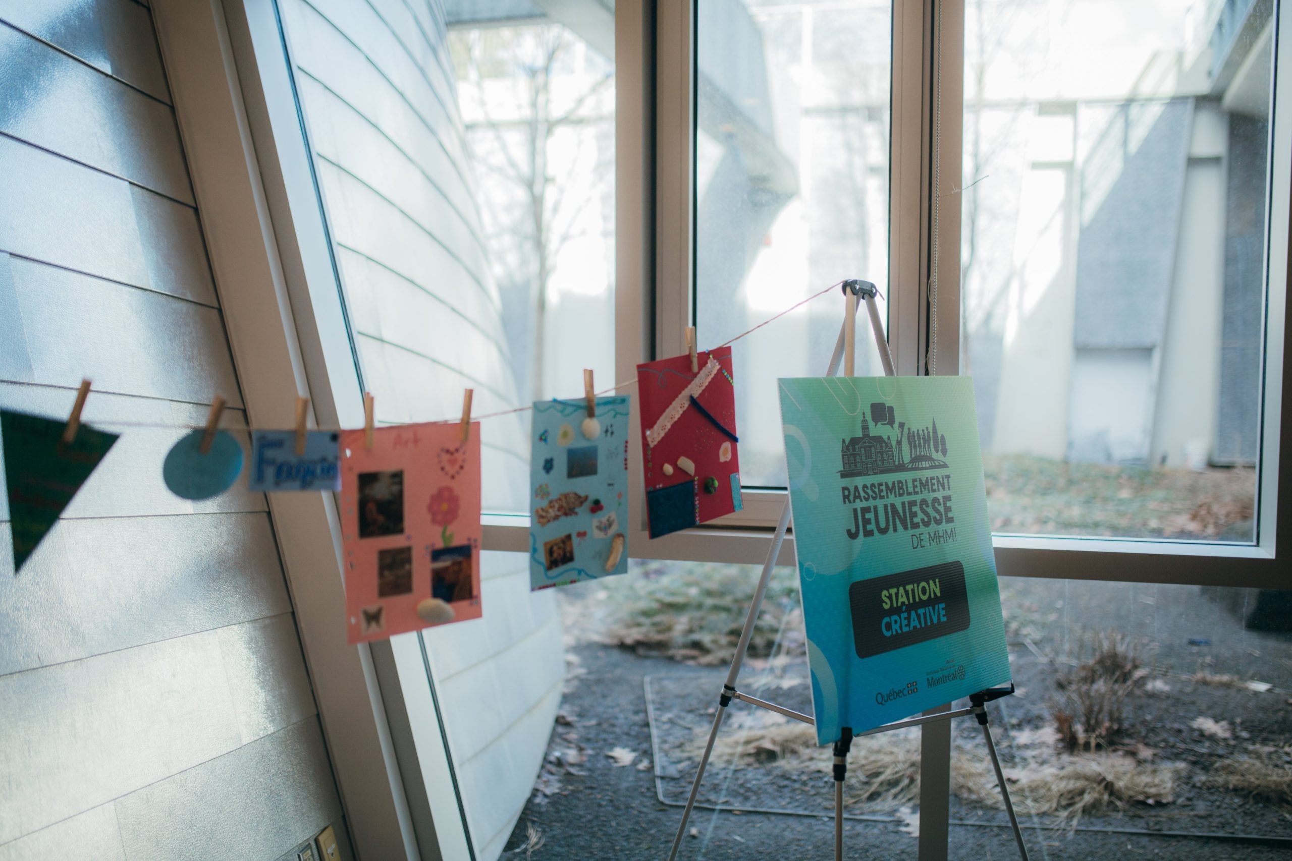 Une photo de l'événement Rassemblement jeunesse de MHM. On y voit des créations artistiques et on y lit sur une affiche « Rassemblement jeunesse de MHM! Station créative »