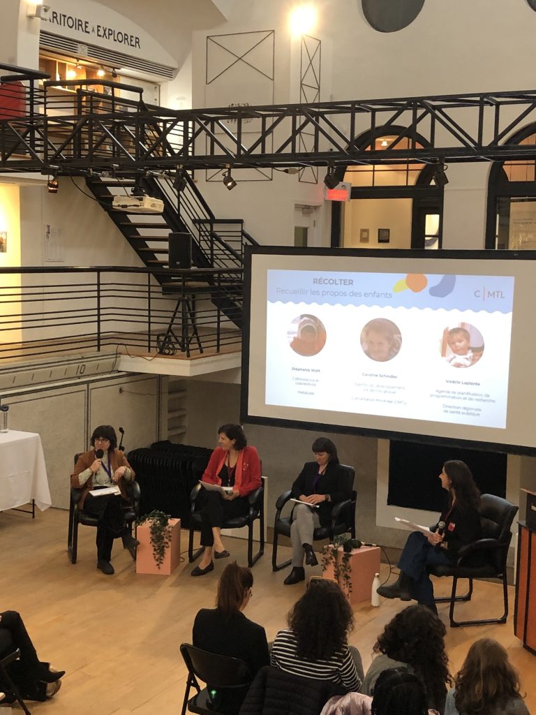 Un panel de quatre femmes sous un grand écran, dont Stephanie Watt, codirectrice de Metalude.