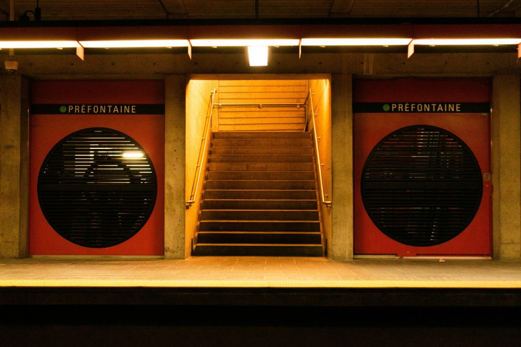 Photo d'escaliers à la station de métro Préfontaine