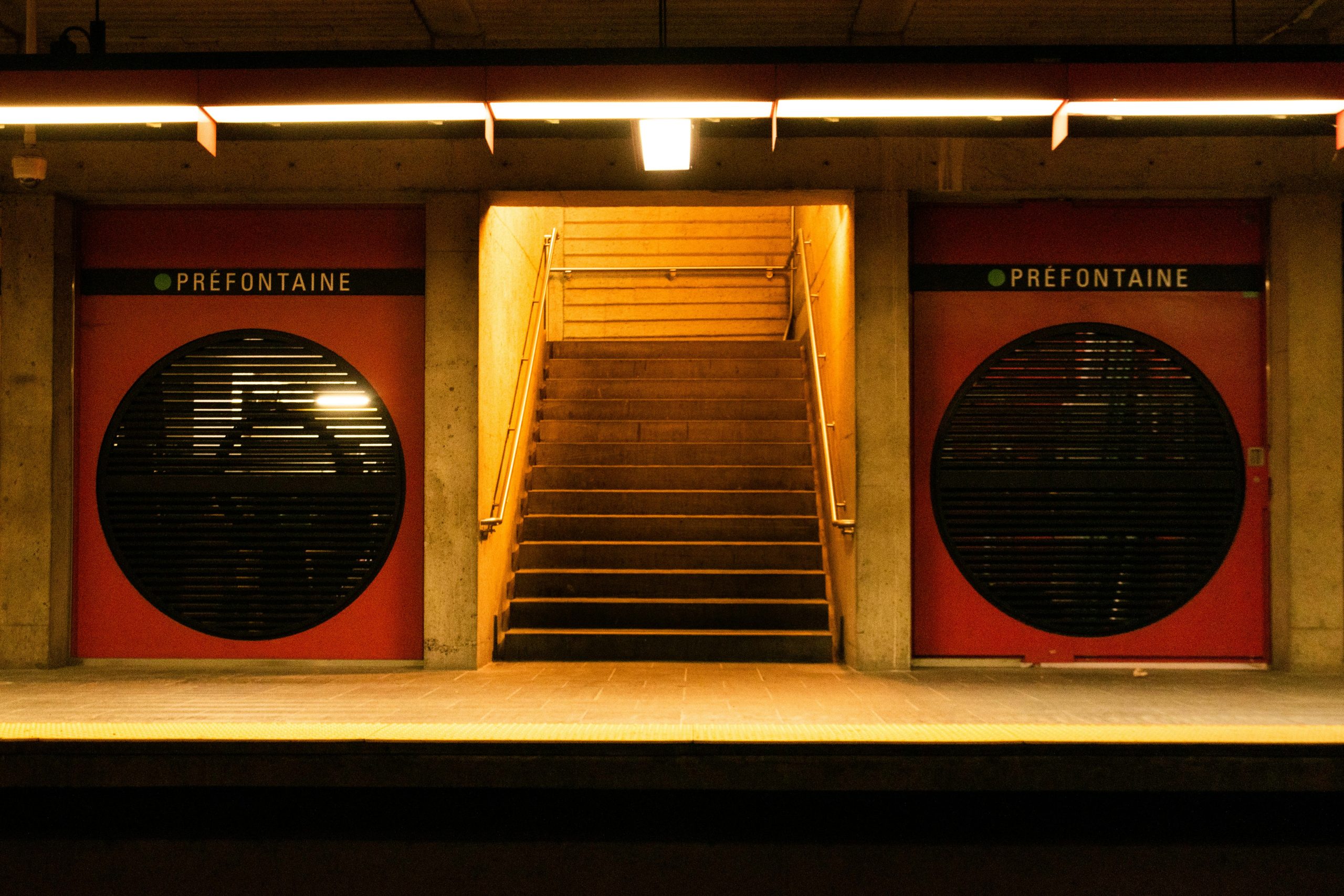 Photo d'escaliers à la station de métro Préfontaine